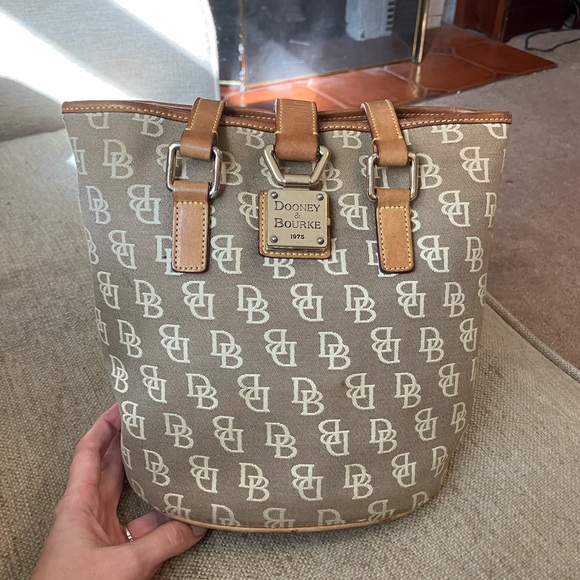 Dooney & Bourke vintage tan bucket bag - Picture 1 of 9